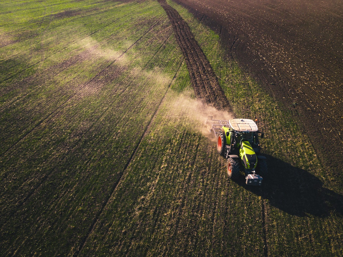 Traktor auf einer Wiese bei Tageslicht